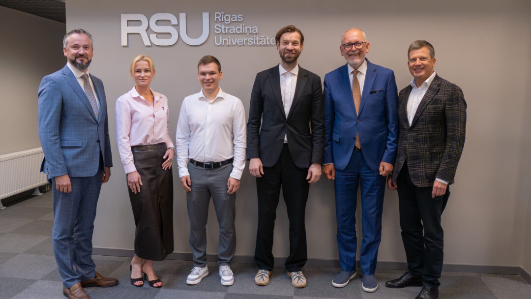 No kreisās: RSU studiju prorektors prof. Haralds Plaudis, RSU Sporta kluba vadītāja Laura Ritova, apvienotās futbola komandas menedžeris Adrians Kārkliņs, Jūrmalas Futbola skolas direktora p.i. Kaspars Gorkšs, rektors prof. Aigars Pētersons, RSU kanclers Toms Baumanis.