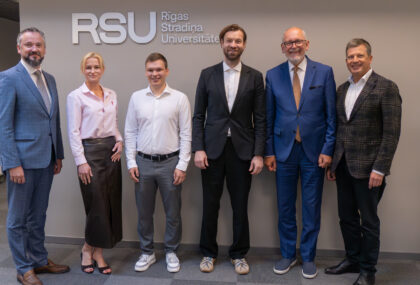 No kreisās: RSU studiju prorektors prof. Haralds Plaudis, RSU Sporta kluba vadītāja Laura Ritova, apvienotās futbola komandas menedžeris Adrians Kārkliņs, Jūrmalas Futbola skolas direktora p.i. Kaspars Gorkšs, rektors prof. Aigars Pētersons, RSU kanclers Toms Baumanis.